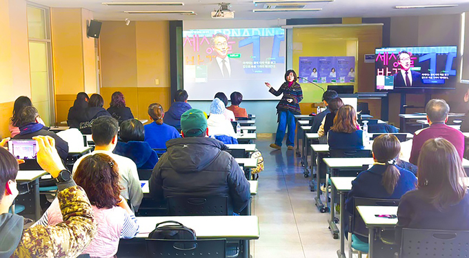 ▲ ‘책 읽는 시민이 답이다’를 주제로 강연에 나선 오지은 서울도서관장이 도서관이 시민의 일상과 연결되는 공공 공간으로 확장돼 온 과정을 실제 사례를 중심으로 소개하고 있다.